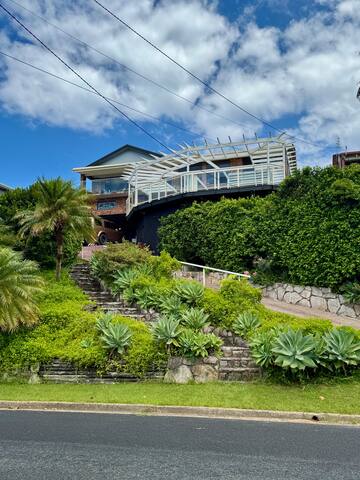 Digger’s Beach House with Spa! gallery image 4