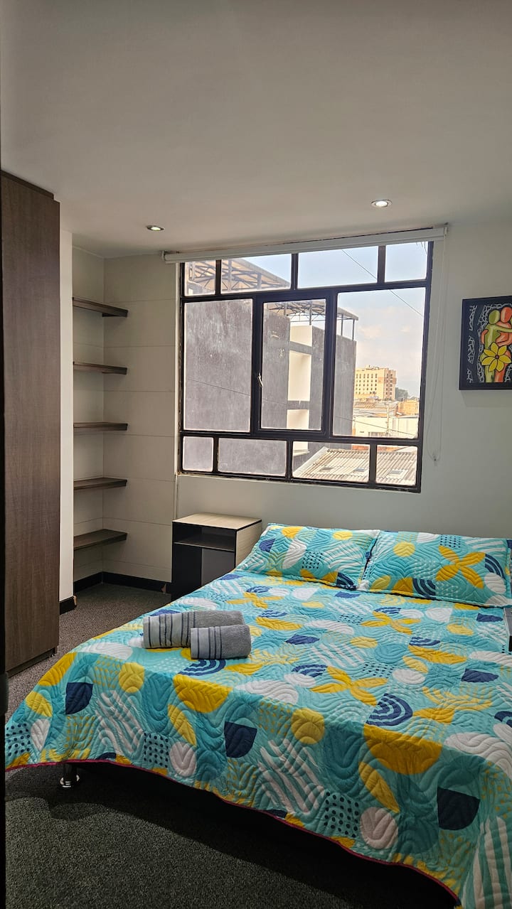 Large window, overlooking the street, which allows ventilation and natural light.
Closet Large floor to ceiling to store your belongings with clothing hooks.
Adjacent to the Closet on the outside, you will find a mismatch for your required use.
