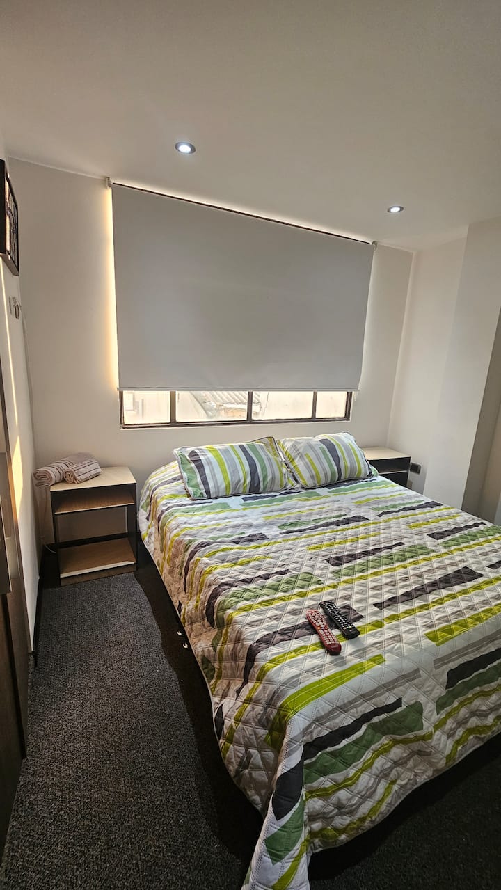 Window with outdoor view that provides ventilation and natural light, with private bathroom and its respective furniture for bathroom and sandwiches for the use you want.