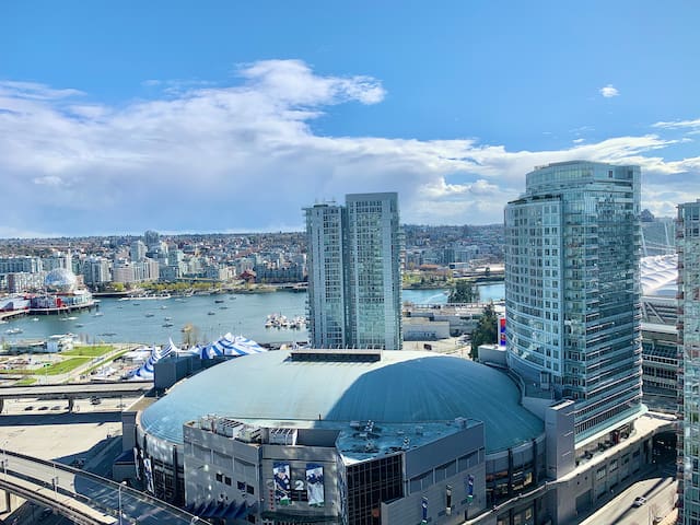 Downtown views skytrain 3br/2ba