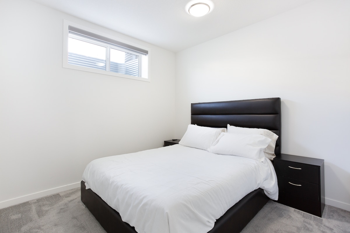 מיטת  קווין בחדר שינה 