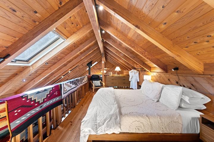 ملاحظة: على الرغم من أنها خاصة بصريًا، إلا أن الجدران المفتوحة لغرفة النوم العلوية تسمح للصوت بالحمل من المطبخ وغرفة الجلوس أدناه.