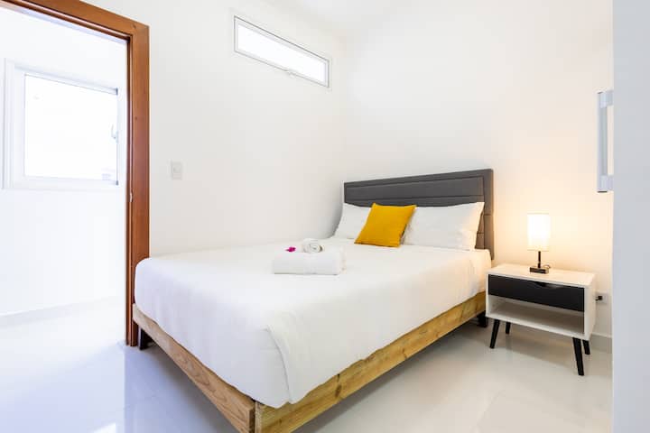 Tercer dormitorio con cama tamaño queen.