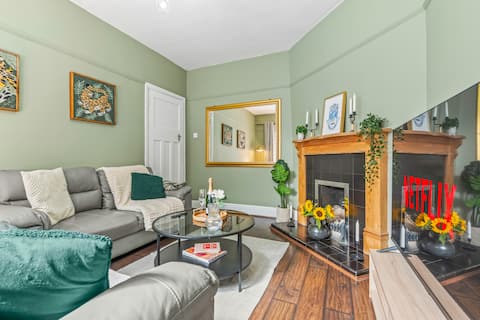 Top performing Airbnb: Contractors & Families | WiFi |Birmingham|Sleeps 8 in Harborne