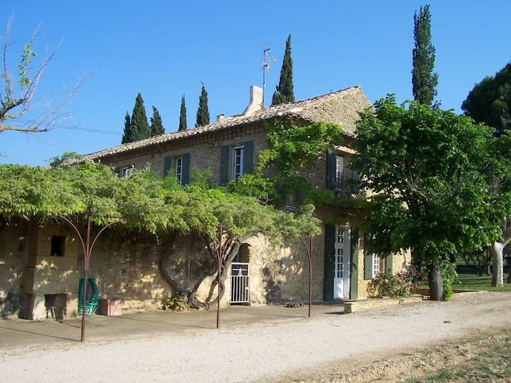 Bastide Traditionnelle Avec Piscine Insolite - Orange, France