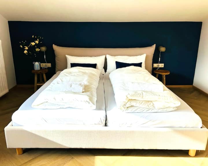 Veľká manželská posteľ s matracmi Emma