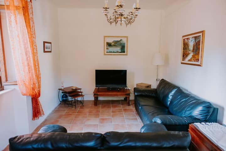 Obývacia izba, jedna pohovka sa mení na manželskú posteľ