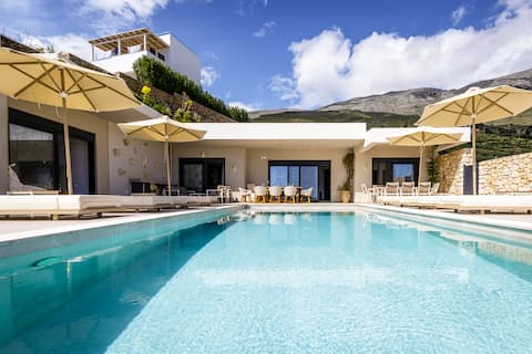 Villa Elysian with large swimming pool