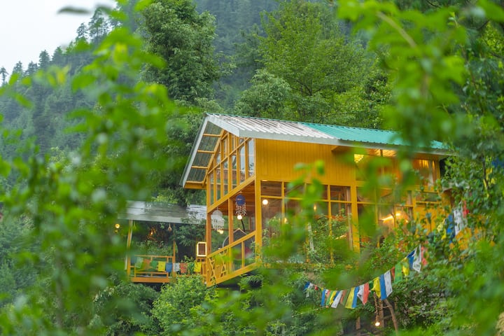 Lavish Treehouse Mountain Vibes, Jibhi | Hot tub