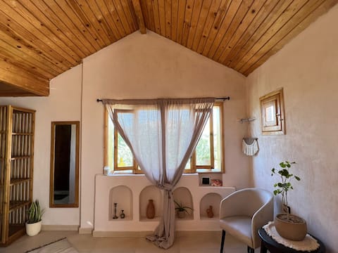 Traditional Room - Queen Bed