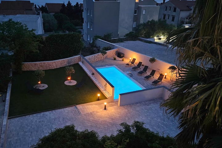 Niks - Cute Apartment Near Center, 5 People - Novalja