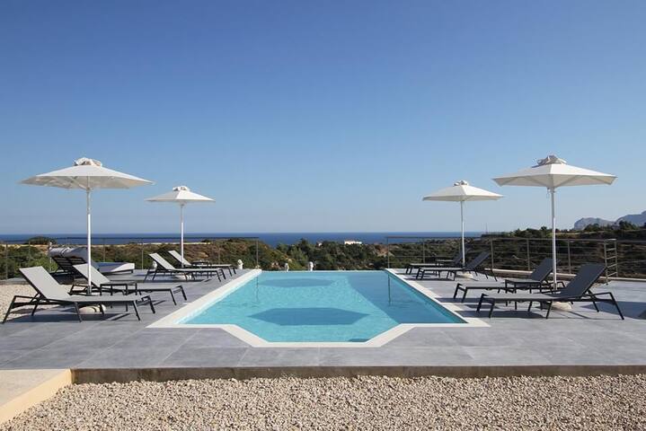 Alana Villa private Pool gallery image 3