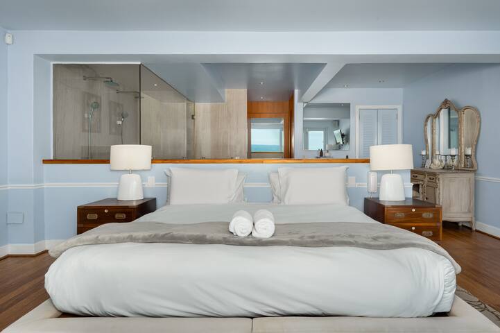 Beachfront Villa in Bakoven | Pool & Ocean Views gallery image 5