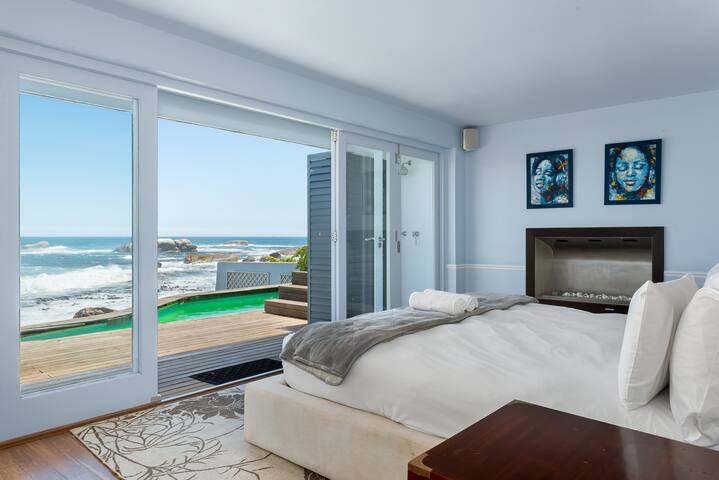 Beachfront Villa in Bakoven | Pool & Ocean Views gallery image 4