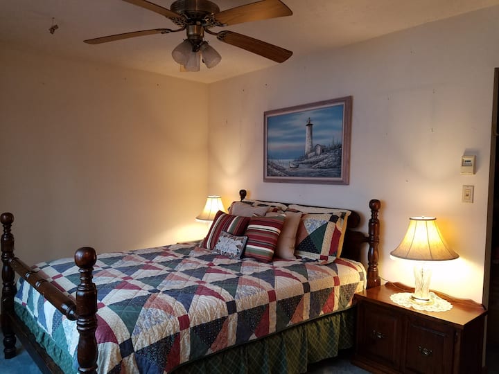 Spálňa na hlavnom poschodí s manželskou posteľou Queen - druhý dom