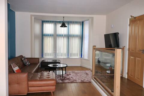 Top performing Airbnb: Central City Hall 1BR with workspace & kitchen in Burngreave