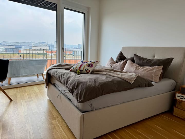 Ელექტრო გარე ჟალუზებით შესაძლებელია ყველა ოთახის მთლიანად გამუქება.