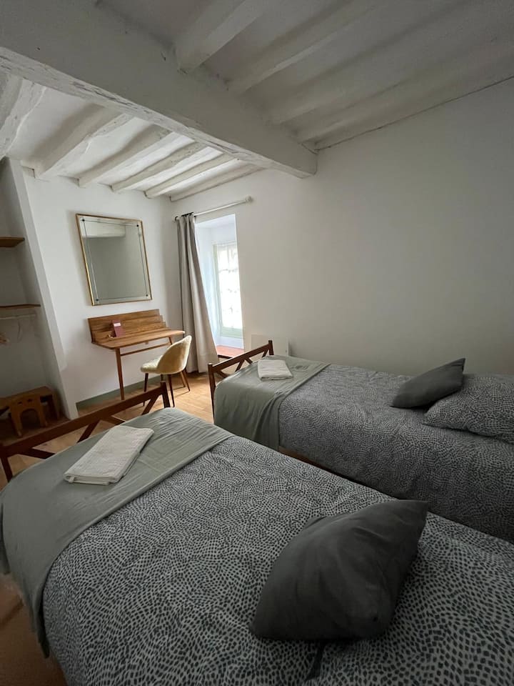 Malá spálňa s manželskou posteľou.