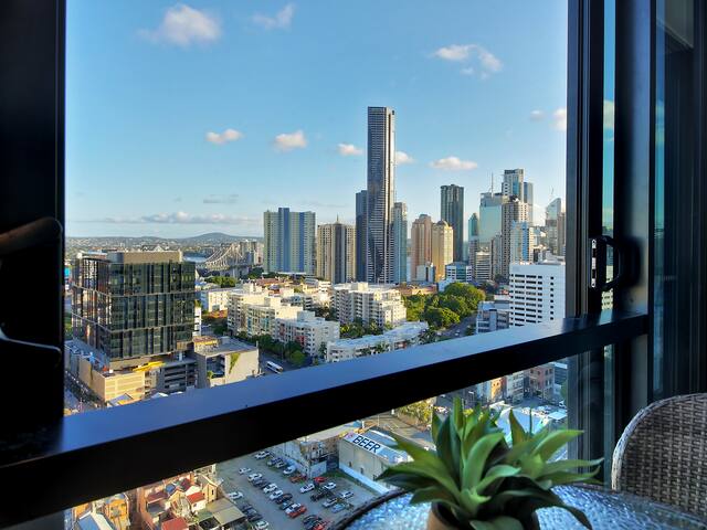 Skyline Serenity Luxury Apt with Free Parking gallery image 4