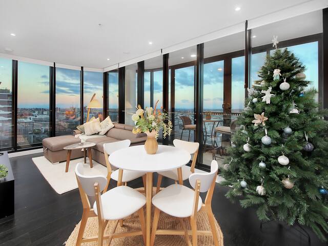 Skyline Serenity Luxury Apt with Free Parking