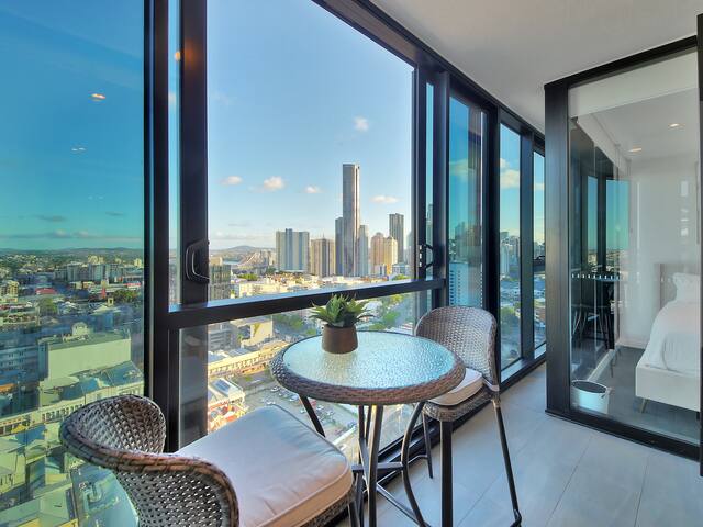 Skyline Serenity Luxury Apt with Free Parking gallery image 2