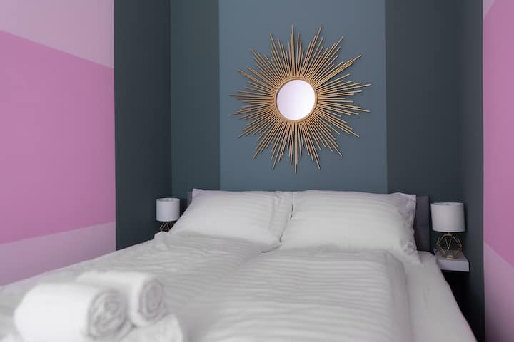 Ons gezellige grote boxspringbed belooft een goede nachtrust!