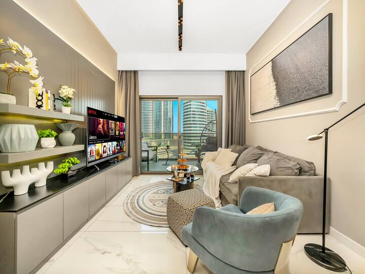 Udobno se smjestite ispred televizora, uživajte u atmosferi grada koji ulazi u velika balkonska vrata...vi ste u središtu i odmaknite se od  svega. 