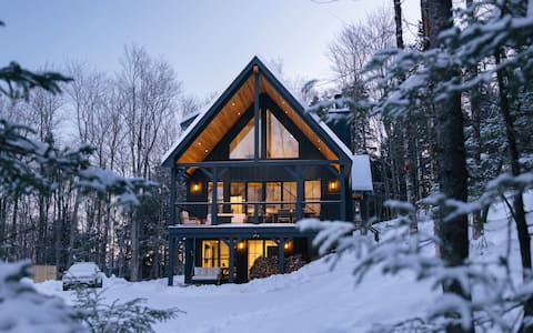 Highland Haus: stunning ski getaway with hot tub