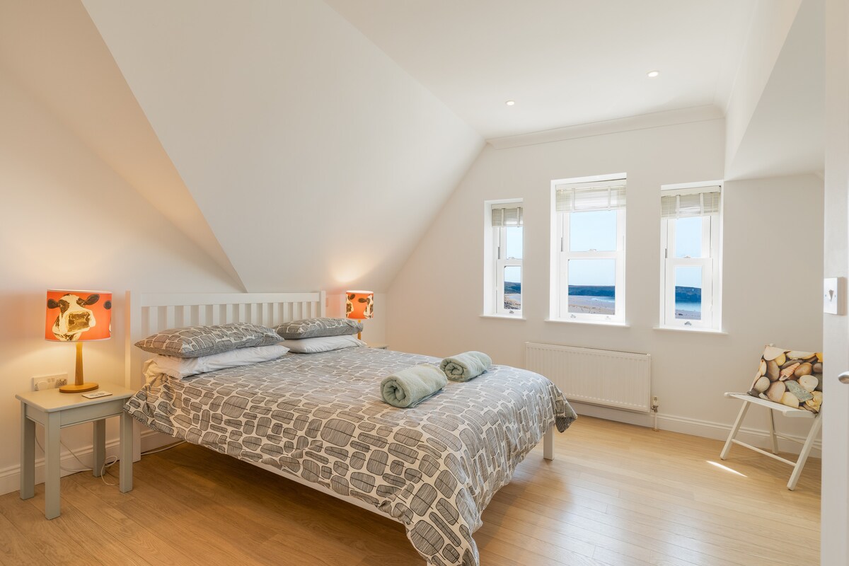 Wake up to the sight and sound of the sea. The master bedroom has extensive views across the bay. 