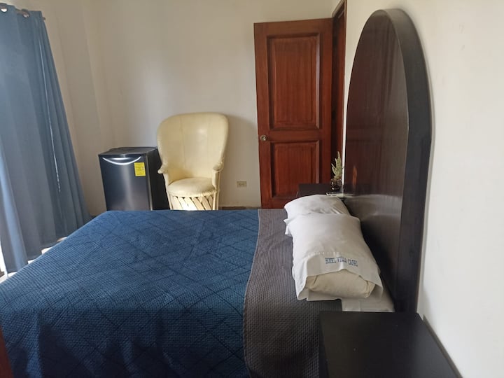 Stanza principale con letto singolo️, biancheria da letto morbida, aria condizionata❄️, Wi-Fi , spazio funzionale con scrivania , illuminazione calda e arredamento minimalista. ¡Ideale per il riposo!