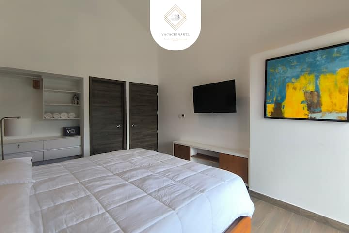 تحتوي غرفة النوم الرئيسية على تلفزيون. 