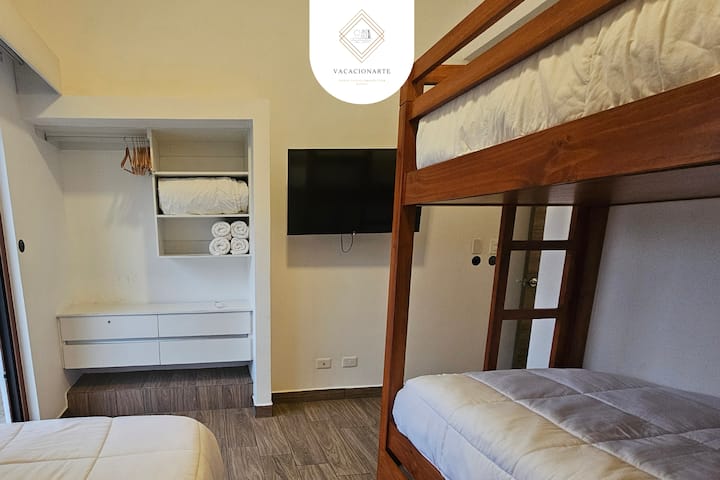 تحتوي الغرفة الثانوية على سرير بطابقين مع سريرين مقاس imperial وسرير من نوع الدرج وسرير مقاس imperial. 