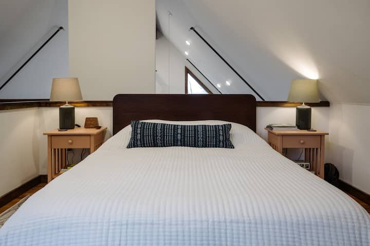 מיטה שנייה בלופט עם מיטת קווין ומצעים יוקרתיים