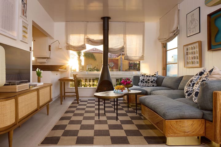 Manhattan Pearl, Upper Level