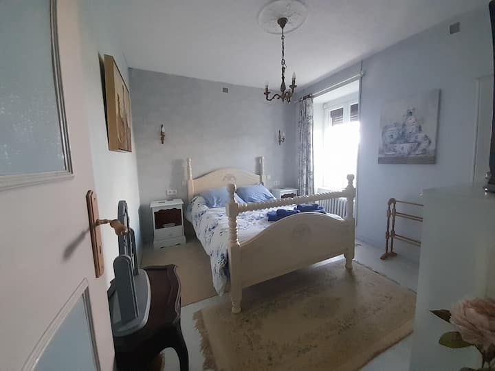 Bračni krevet, noćni ormarići, ormar, ladice, TV, električna roleta, centralno grijanje, pored kupaonice.  