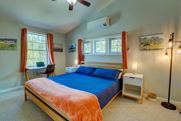 Главната спална соба е горе во главната куќа. Таванот на катедралата придонесува за дарежливото чувство на отворениот простор.  Поврзан е со бања 2 и има голем плакар за дополнително складирање, полица за багаж и биро за вашите работи. 
