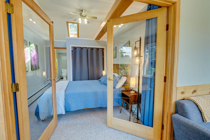 Француските врати се отвораат кон тремот за да се разбудите со поглед на Францускиот залив. Погодно е поврзан со бањата 3. 