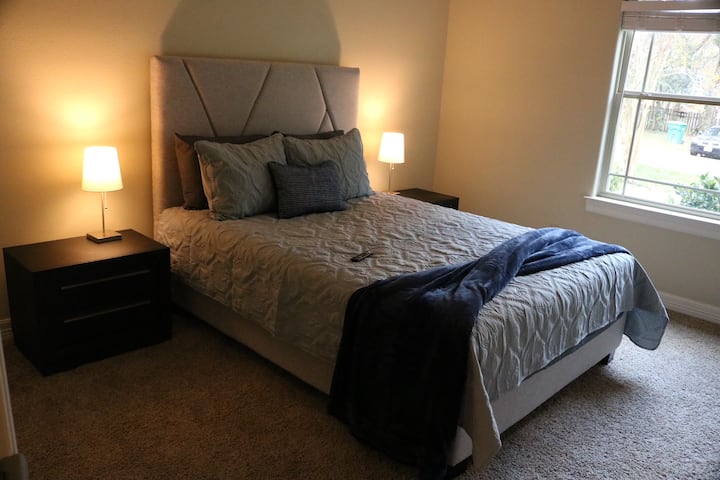 Rozdelený pôdorys poskytuje viac súkromia s 2. a 3. spálňou na druhej strane bývania a spoločnou kúpeľňou. Každá izba je vybavená manželskými posteľami Queen, dvojitými tienidlami na osvetlenie, 40-palcovou inteligentnou televíziou a dostatkom priestoru na veci.