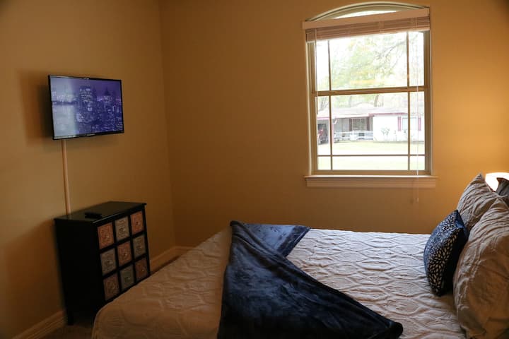 Rozdelený pôdorys poskytuje viac súkromia s 2. a 3. spálňou na druhej strane bývania a spoločnou kúpeľňou. Každá izba je vybavená manželskými posteľami Queen, dvojitými tienidlami na osvetlenie, 40-palcovou inteligentnou televíziou a dostatkom priestoru na veci.