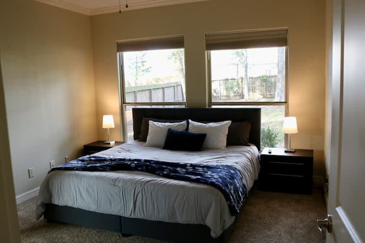 Primárny apartmán má manželskú posteľ, stropný ventilátor, 50-palcovýinteligentný televízor a dvojité lampy. Vlastná kúpeľňa zahŕňa dvojité umývadlá, dláždenú sprchu, vírivku a šatník. 