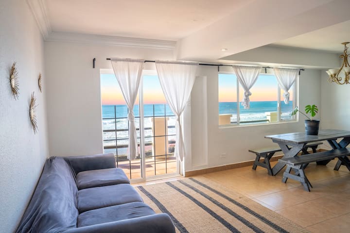 Пространа  дневна соба со поглед кон океанот
