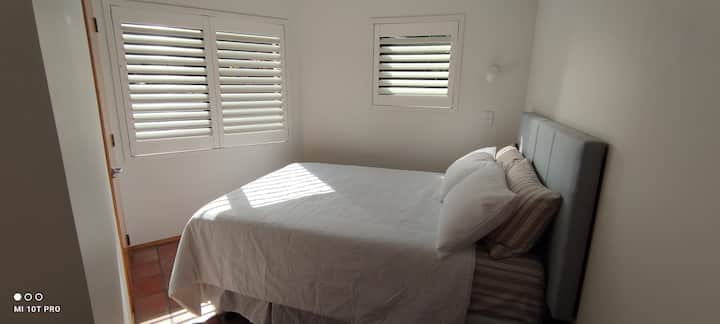 Cama doble, armario