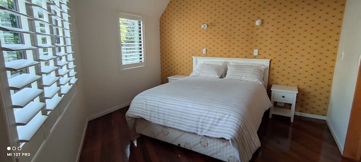 Dormitorio principal con cama doble tamaño queen, con armario y baño con el que se muestra 