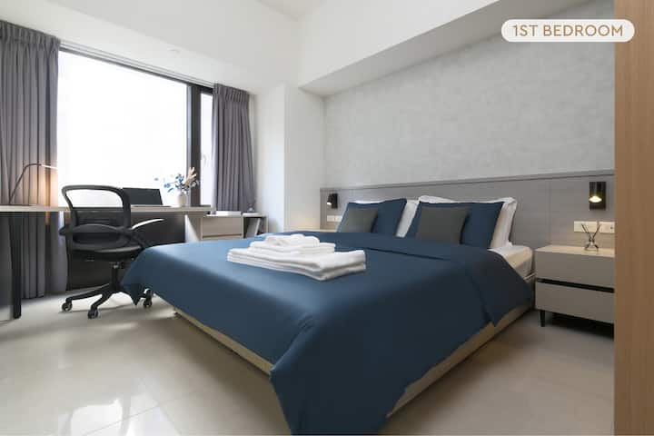 舒适的卧室1 ：
•加大双人床 
•床头柜
•壁橱
•长桌和办公椅
•自然采光