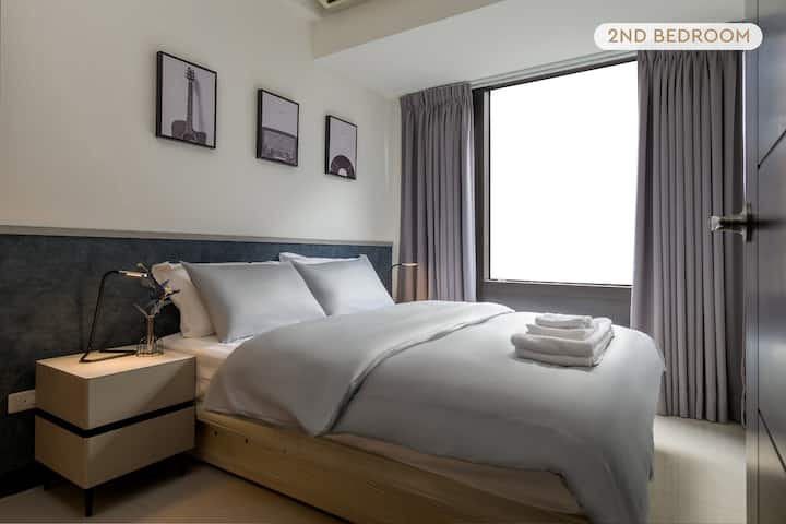 舒适的卧室2 ：
•双人床 
•床头柜
•壁橱
•自然采光