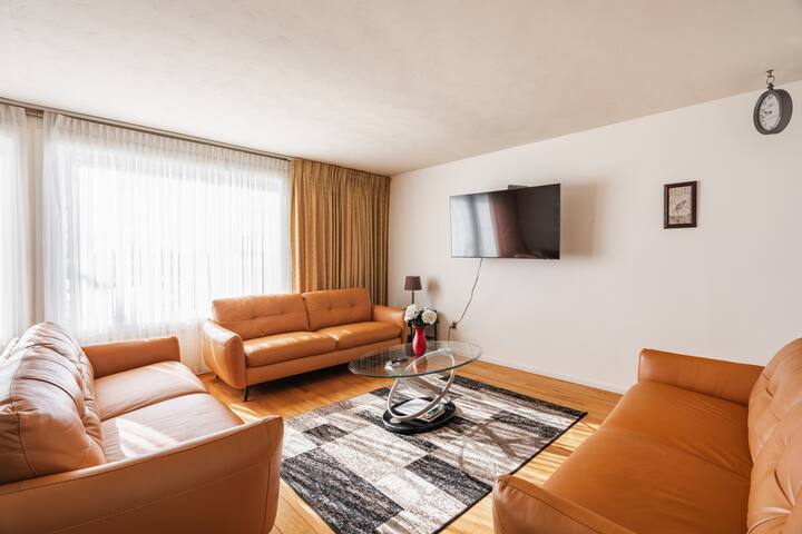 Spacious 5-Bedroom Home – Central AC/7beds gallery image 4