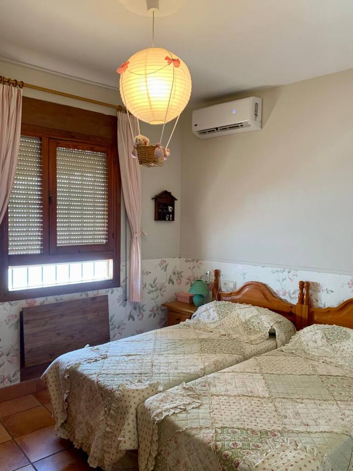 Sunčana spavaća soba s ormarom