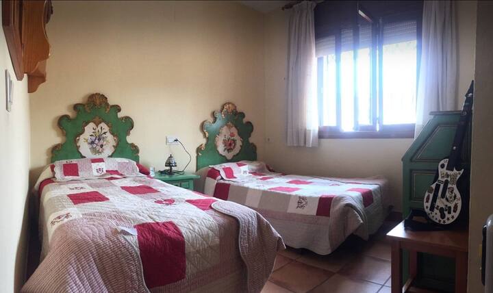 Ima stropni ventilator i udoban namještaj