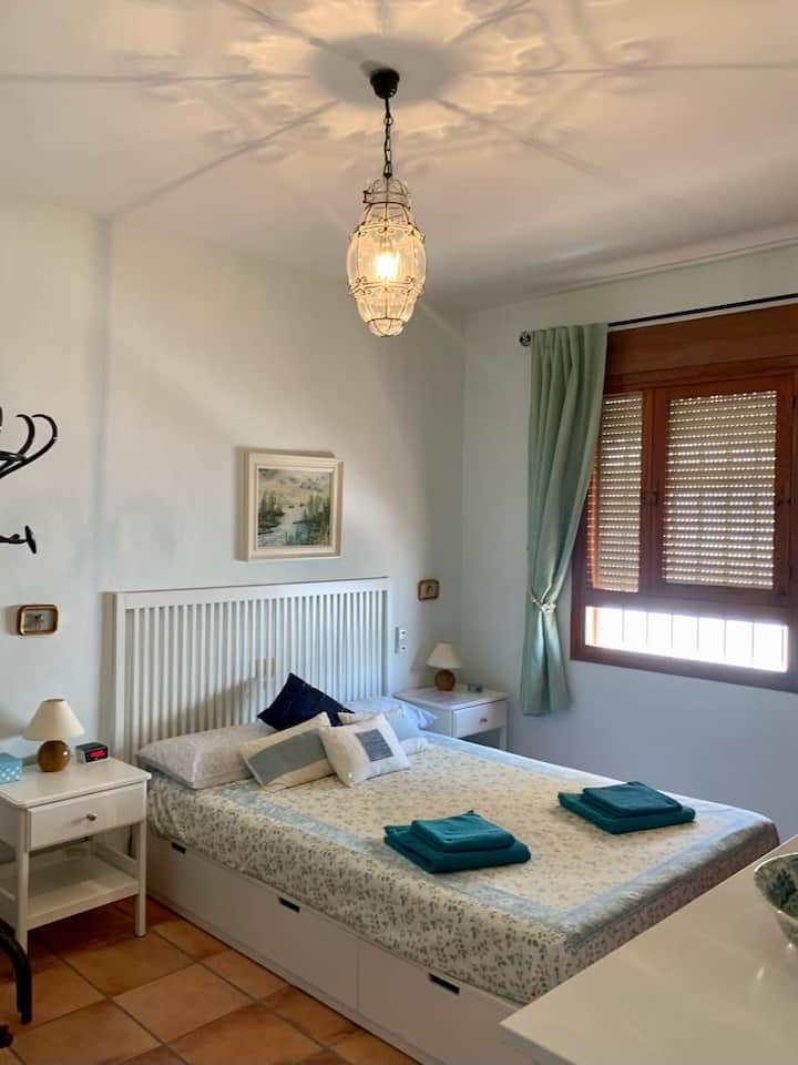 Velika spavaća soba s ugradbenim ormarom. Dostupnost dječjeg krevetića.