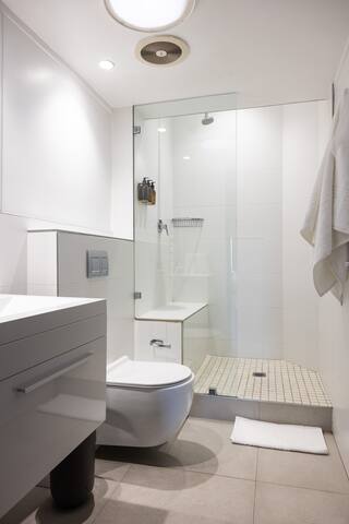 Kinvara Villa in Camps bay – Ocean views! gallery image 3